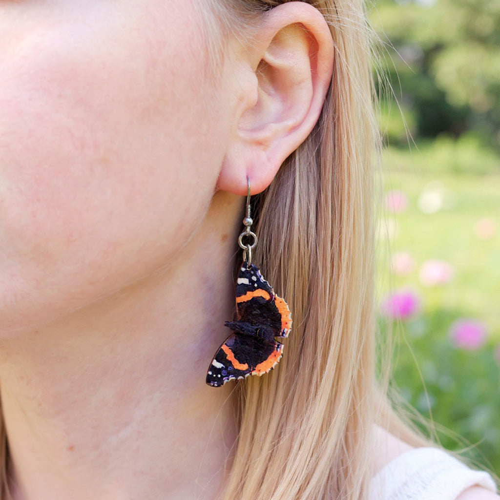 Amiraaliperhonen korvakoru