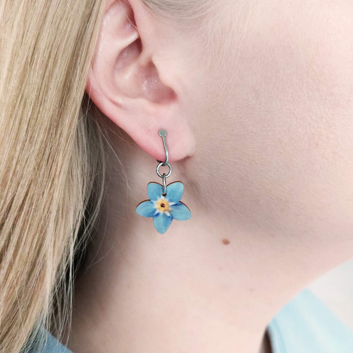 Lemmikki kukka -klipsikorvakoru.