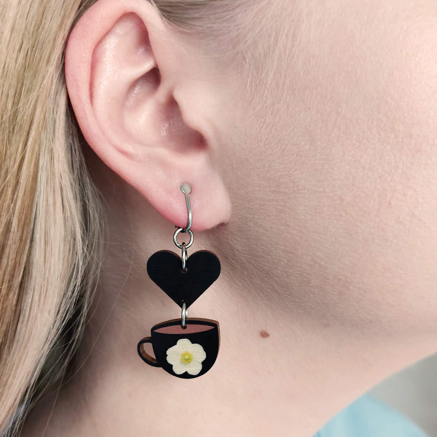 Musta kahvi -klipsikorvakoru.