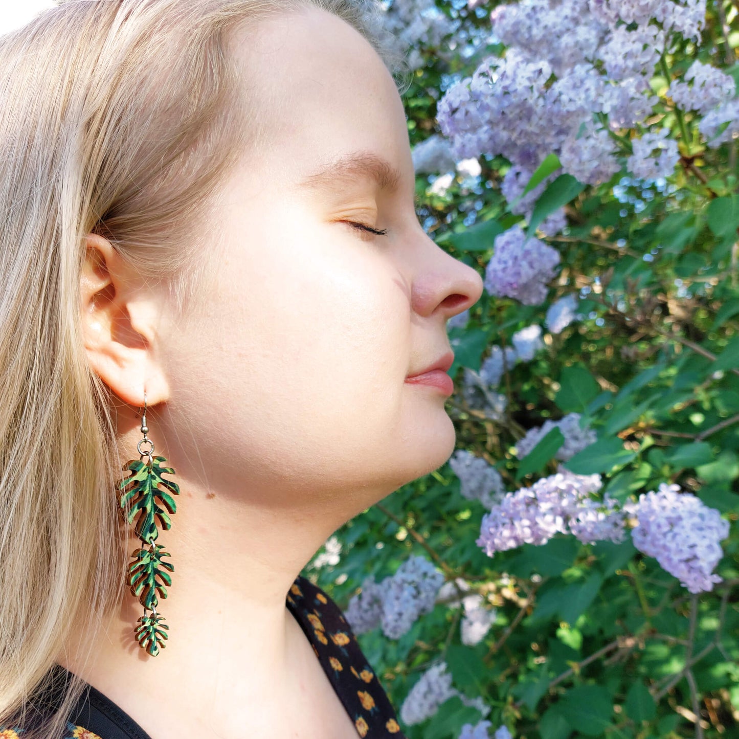 Roikkuva peikonlehti korvakoru.