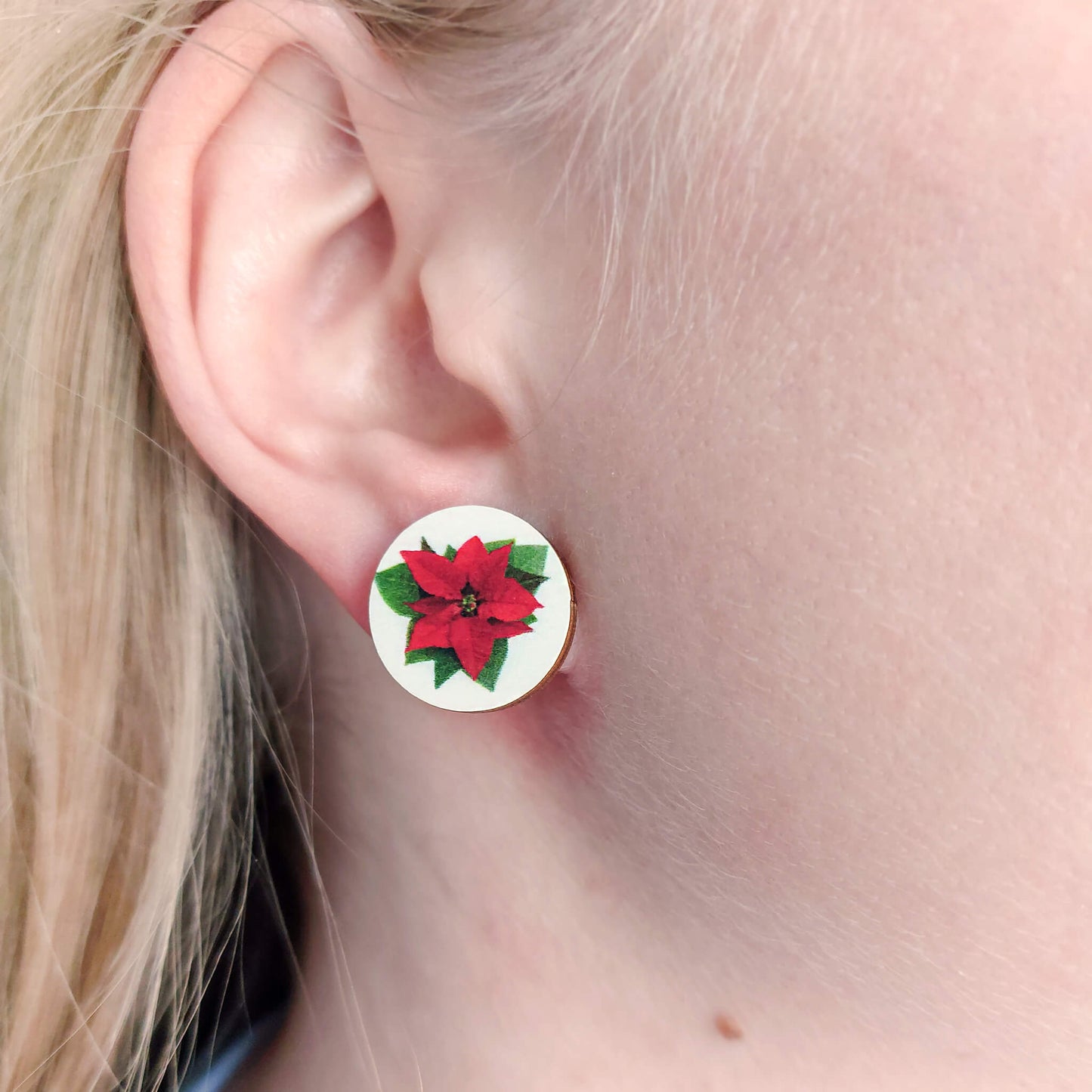 Puinen joulutähti nappikorvakoru.