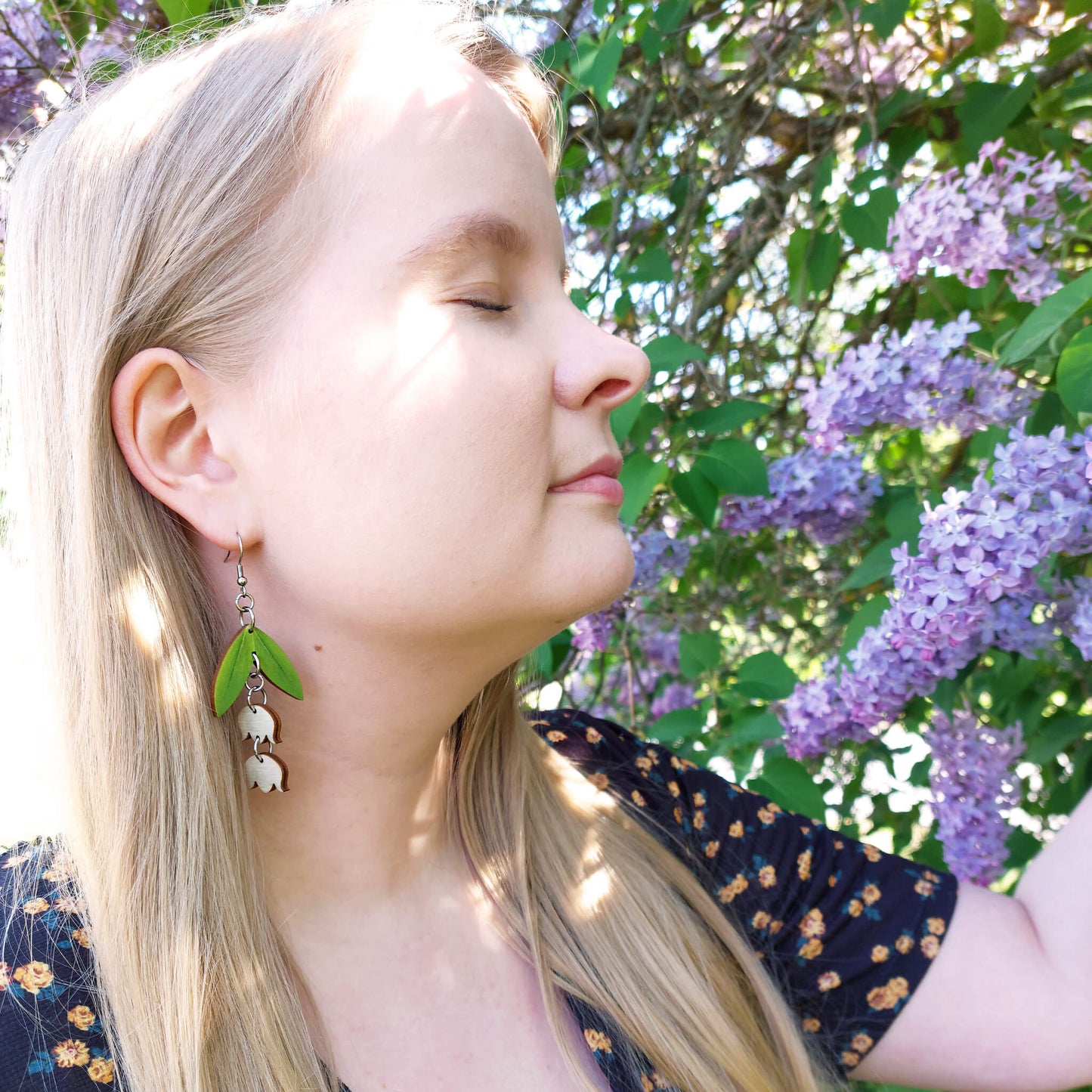 Puinen kielo korvakoru.