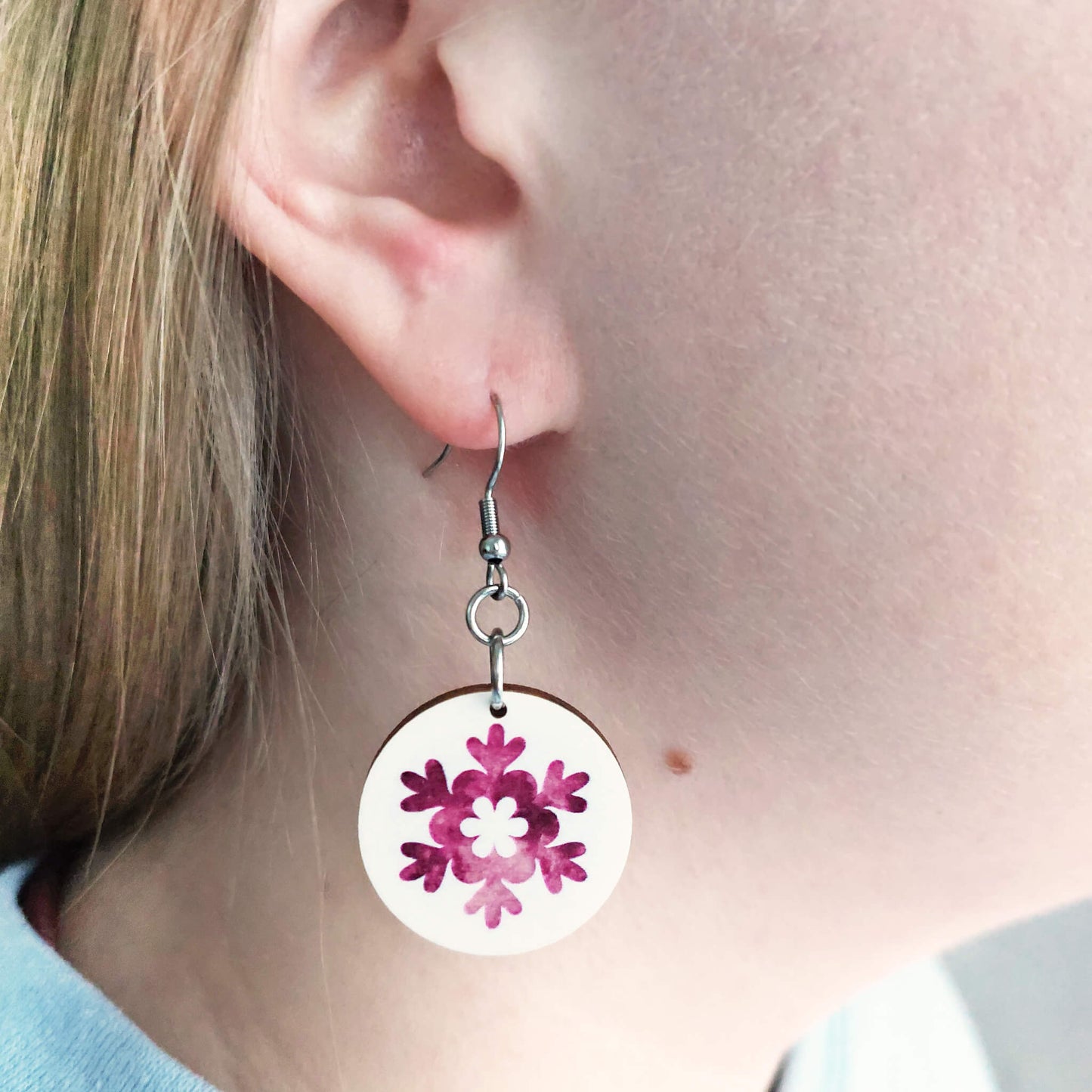 Puinen lumihiutale korvakoru.