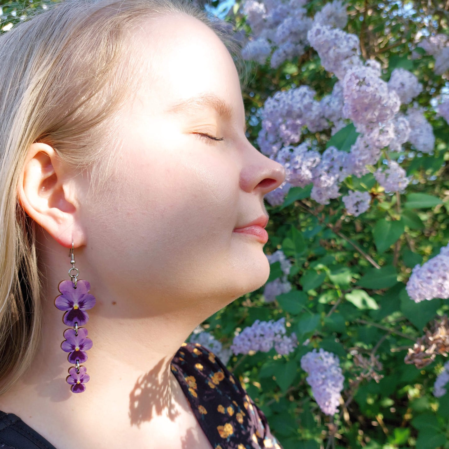 Viehtymyksessä orvokki korvakoru.