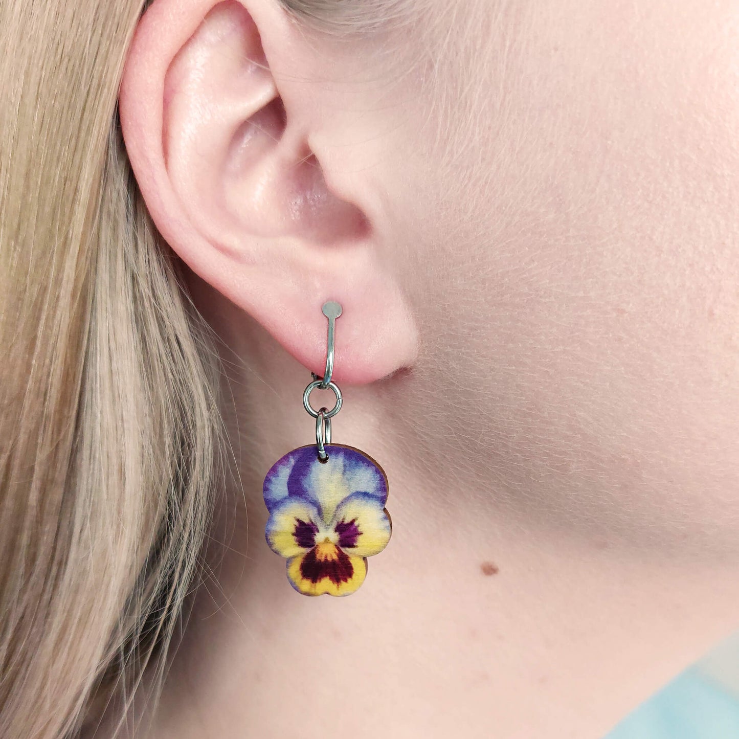 Puinen orvokki klipsikorvakoru.