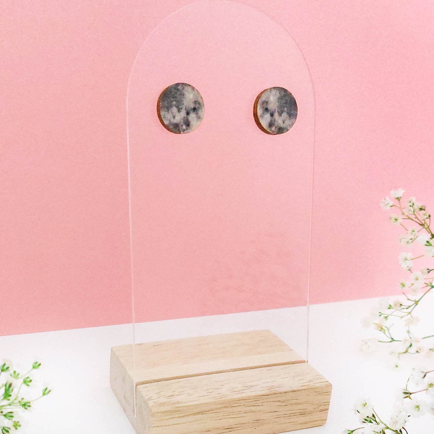 Harmaat puiset nappikorvakorut.