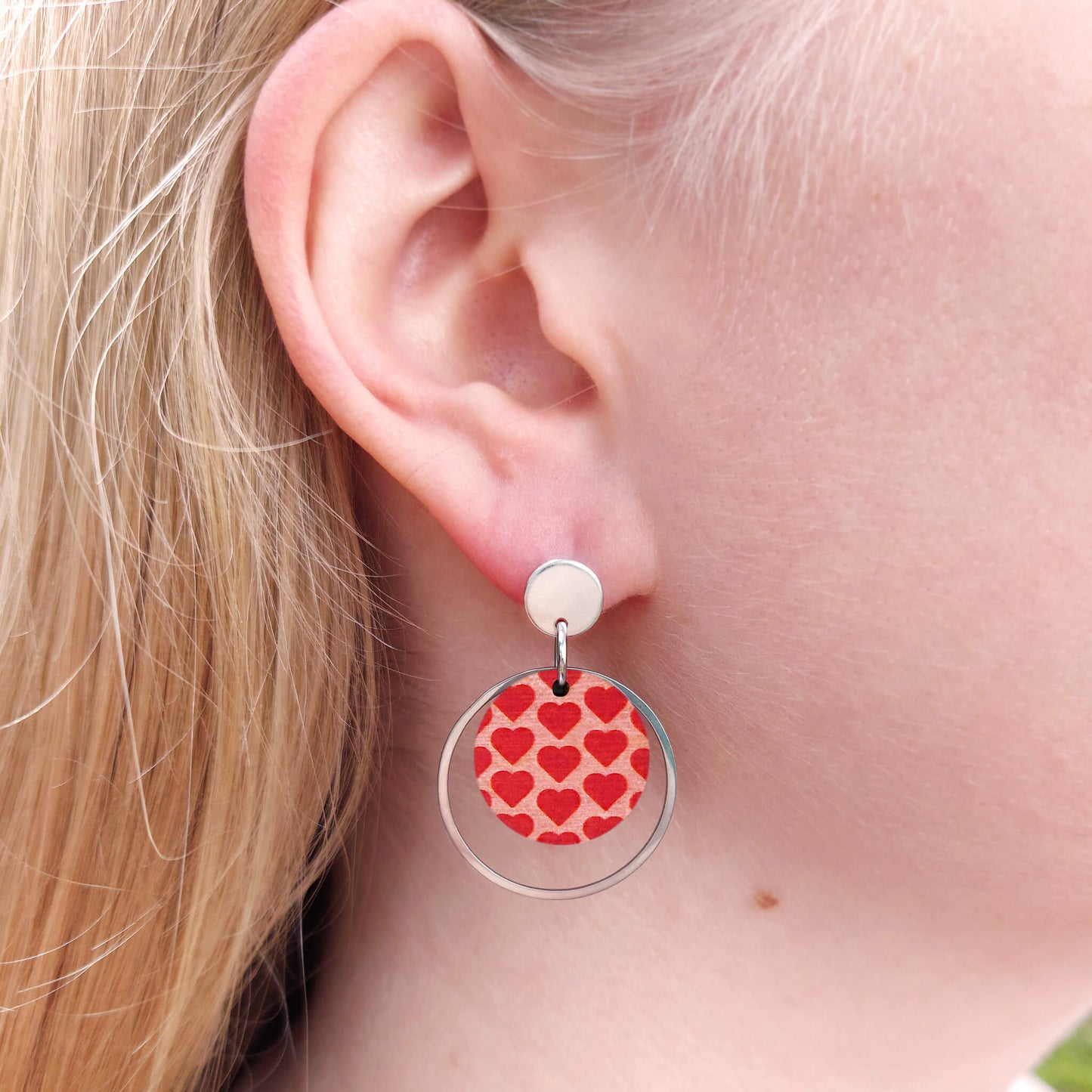 Puinen sydänkuvioinen Herkkis -korvakoru.