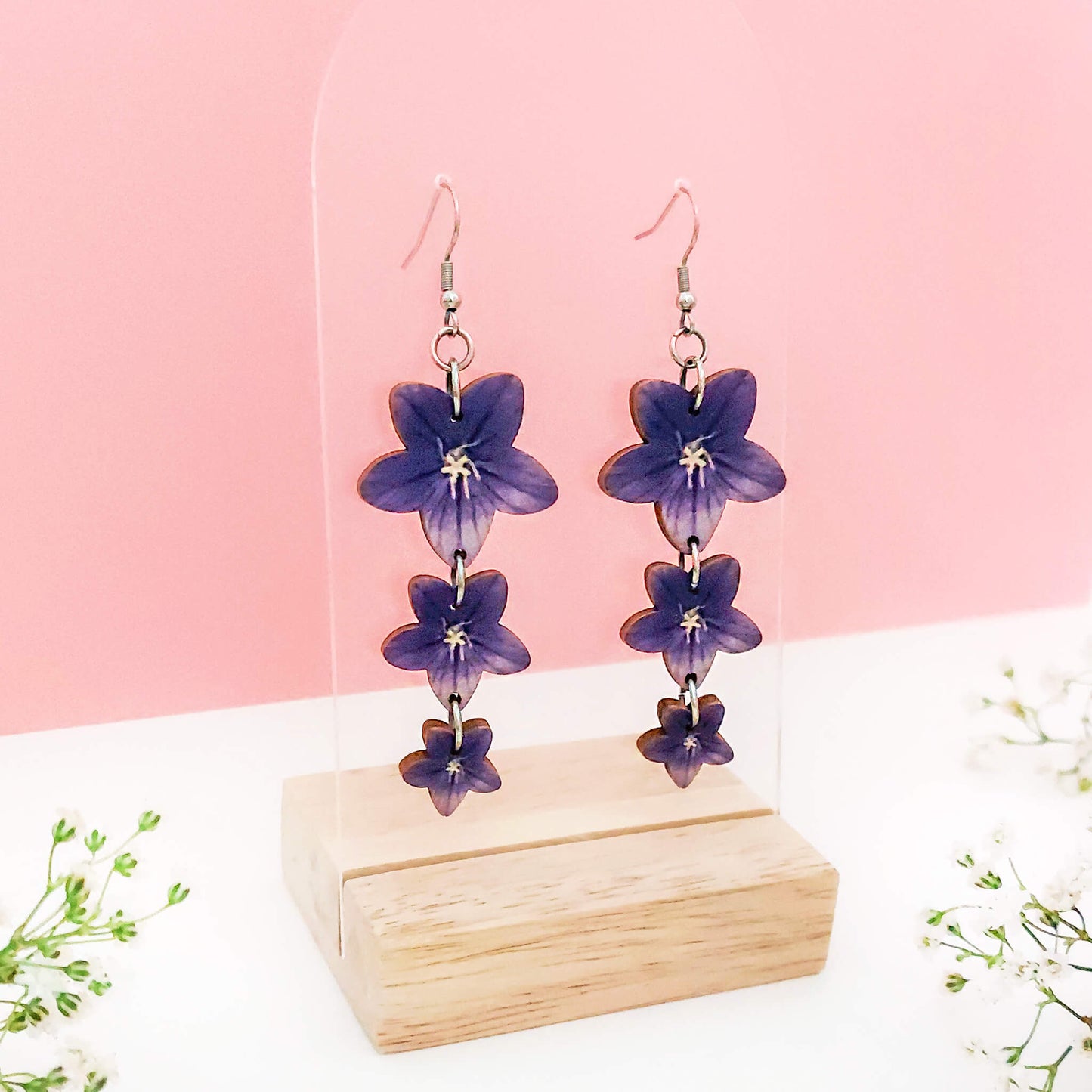 Puiset roikkuvat kukkakorvakorut.