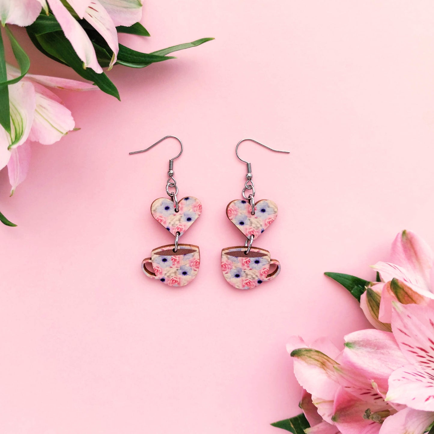 Kahvikuppi korvakorut pastelli väreissä.