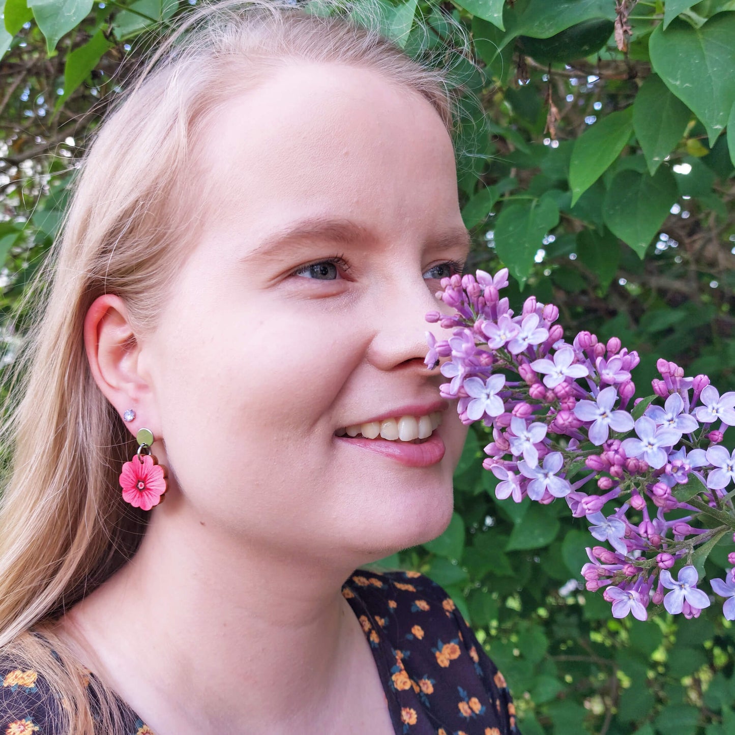 Vaaleanpunainen puinen kukkakorvakoru.