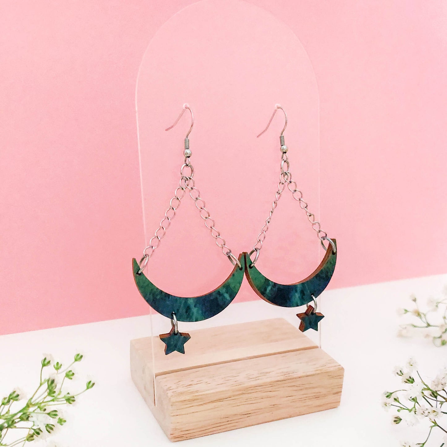 Kevyet roikkuvat kuu ja tähti korvakorut.