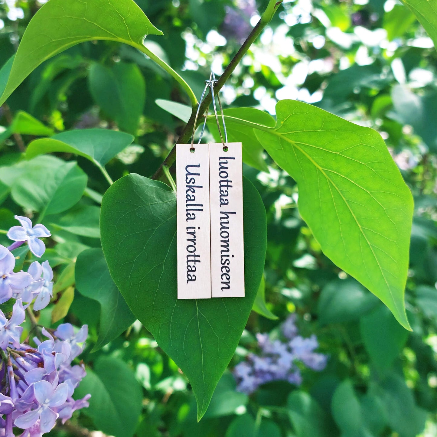 Puiset mietelause korvakorut.