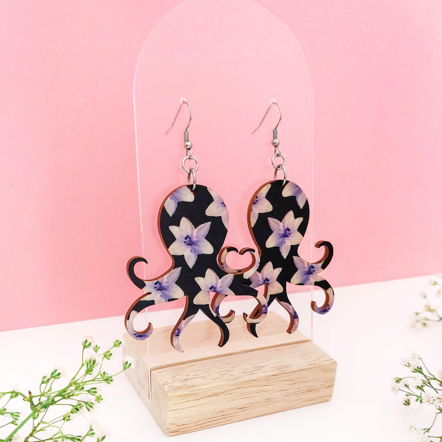 Roikkuvat mustekalakorvakorut.