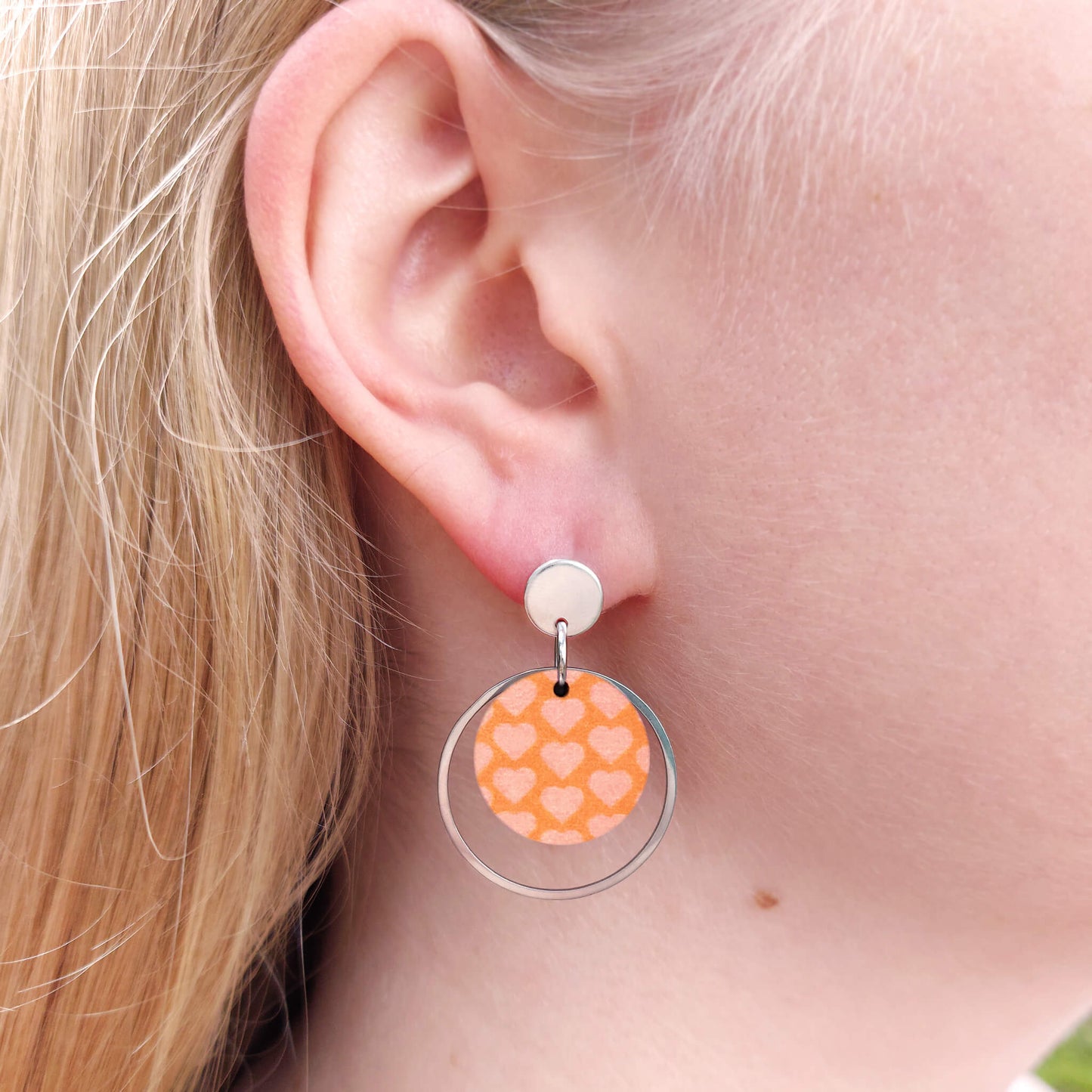 Oranssi puinen Herkkis -korvakoru.