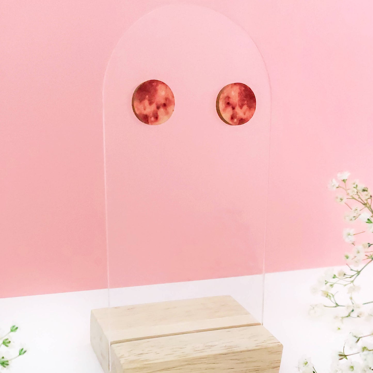 Oranssit pyöreät nappikorut.