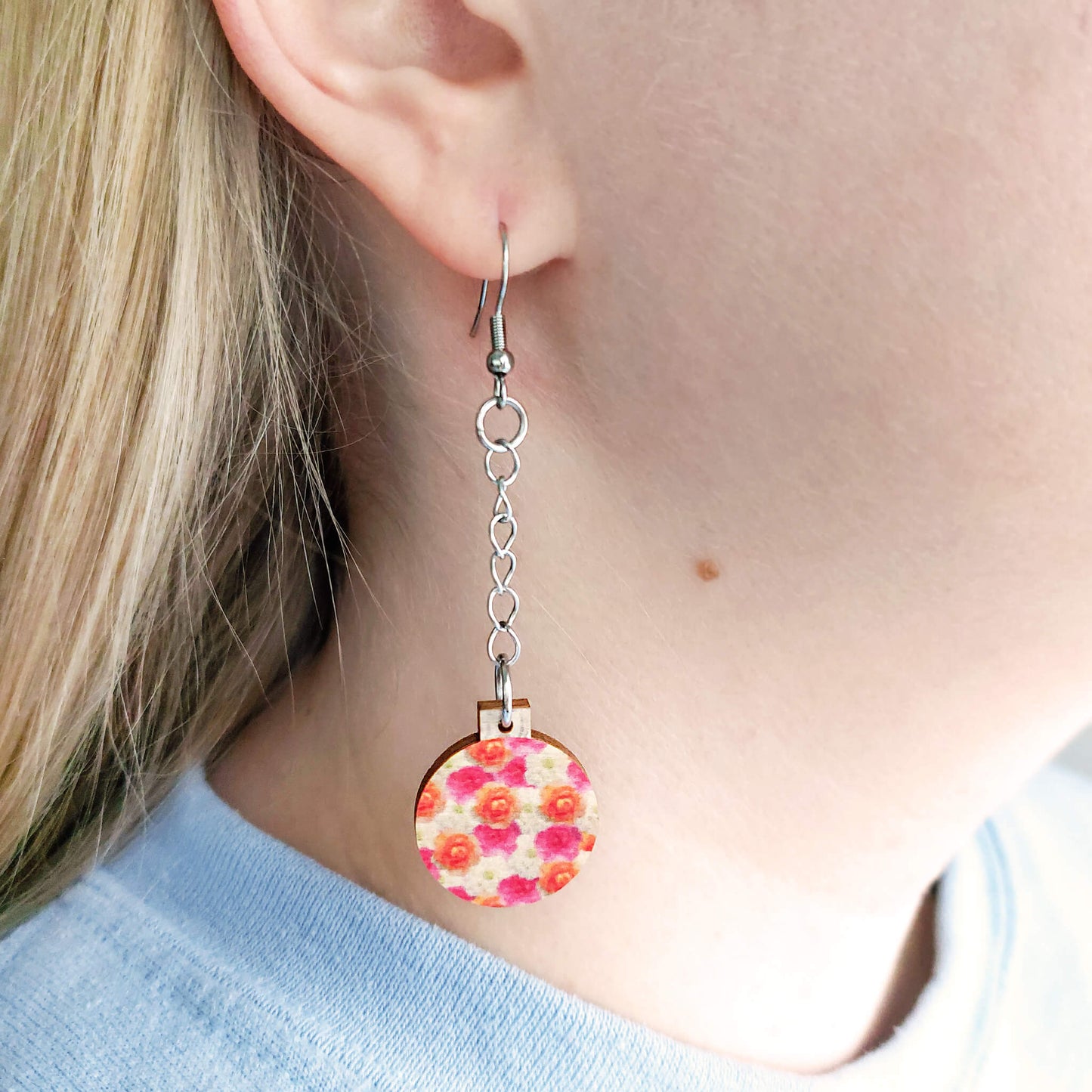 Roikkuva joulupallo korvakoru.