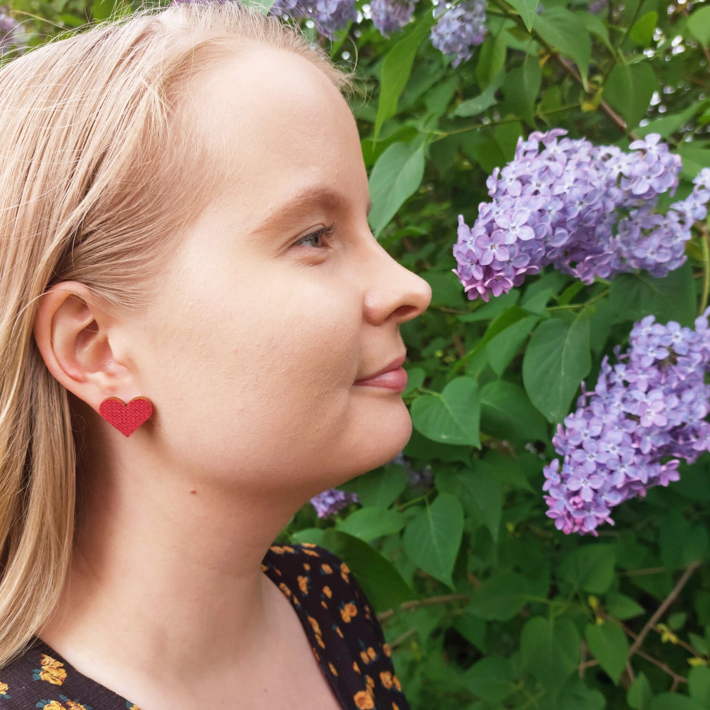 Pinkki puinen sydän korvakoru.