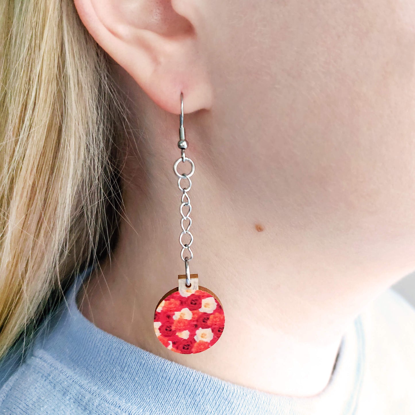 Punainen joulupallo korvakoru.