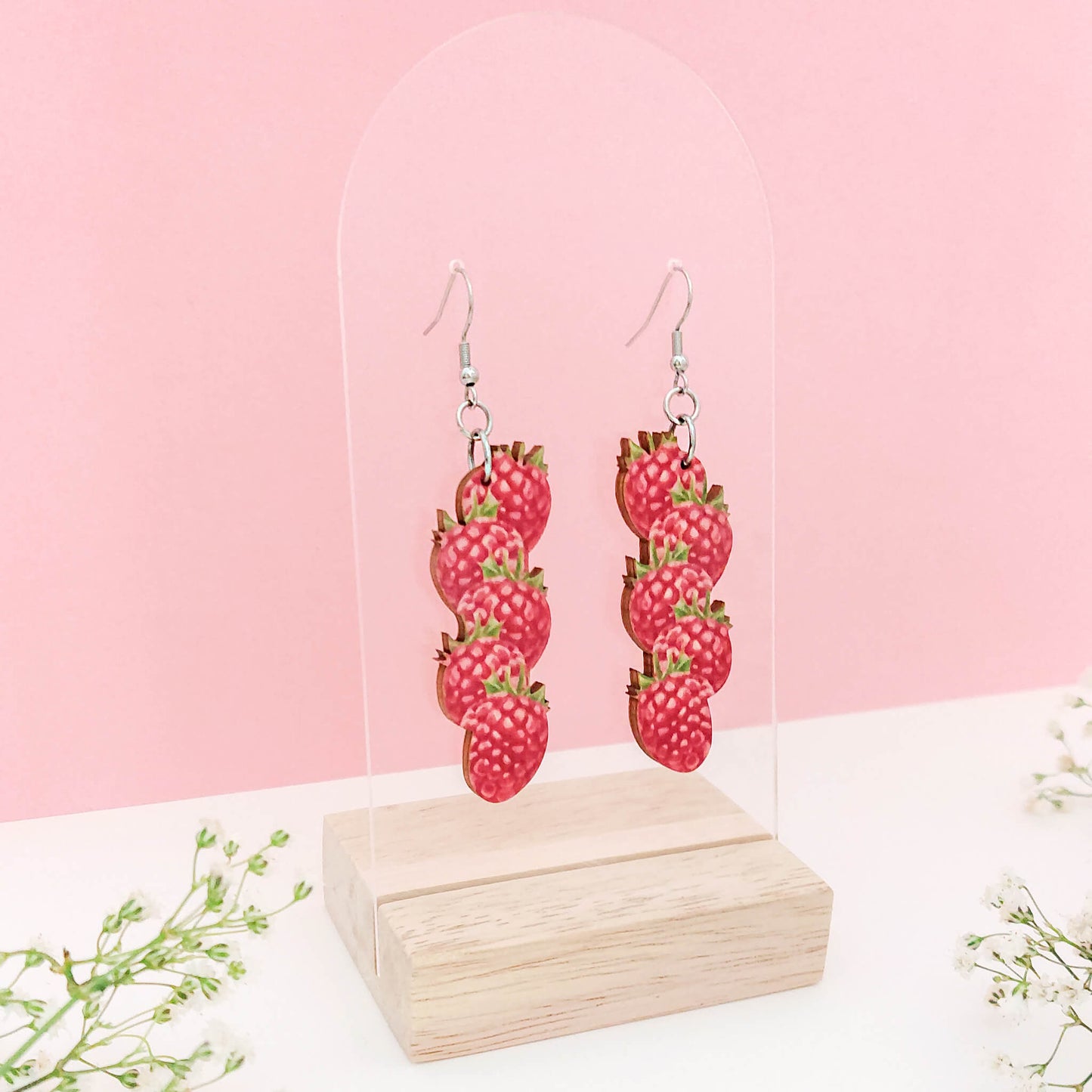 Roikkuvat vadelma korvakorut.