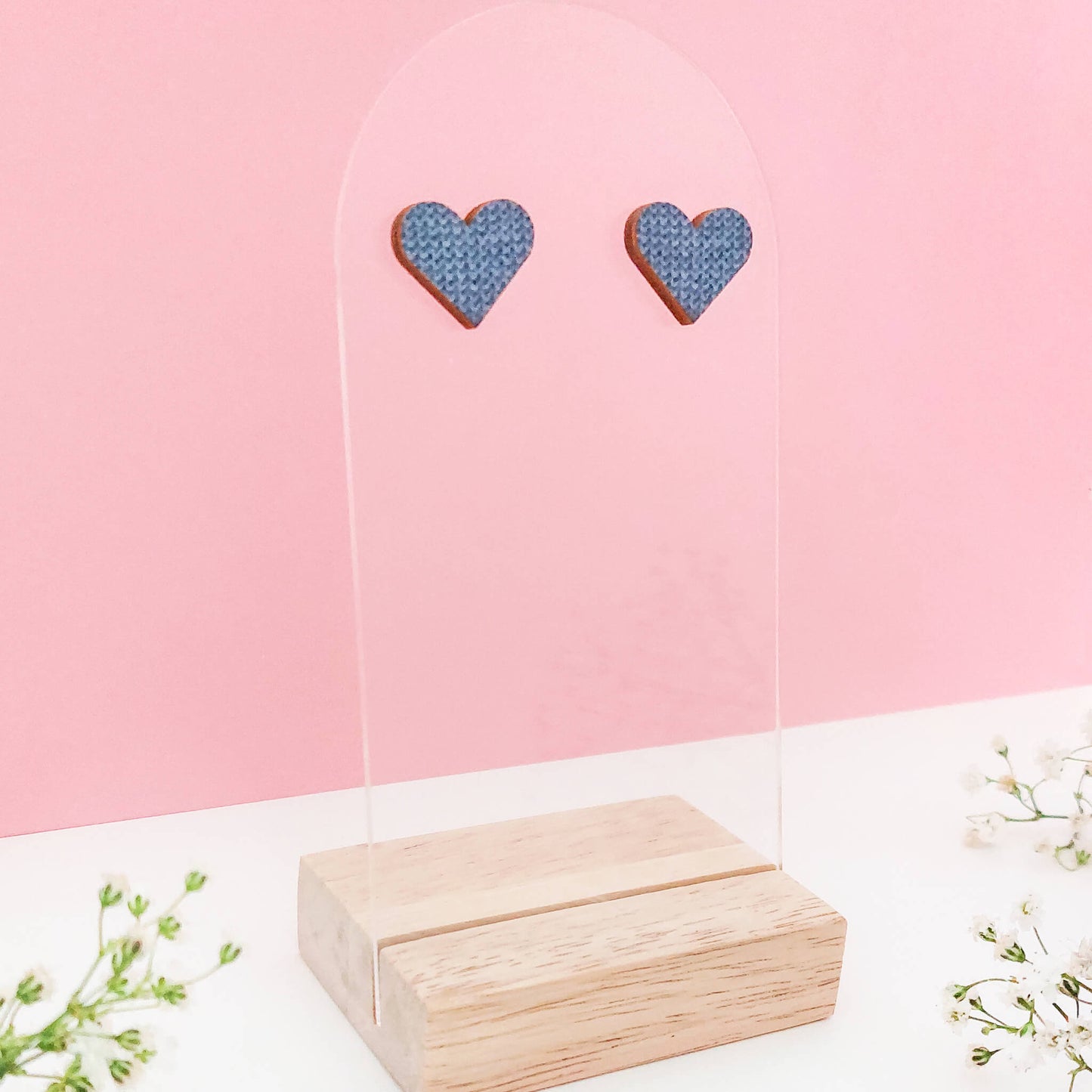 Siniset puiset sydänkorvakorut.