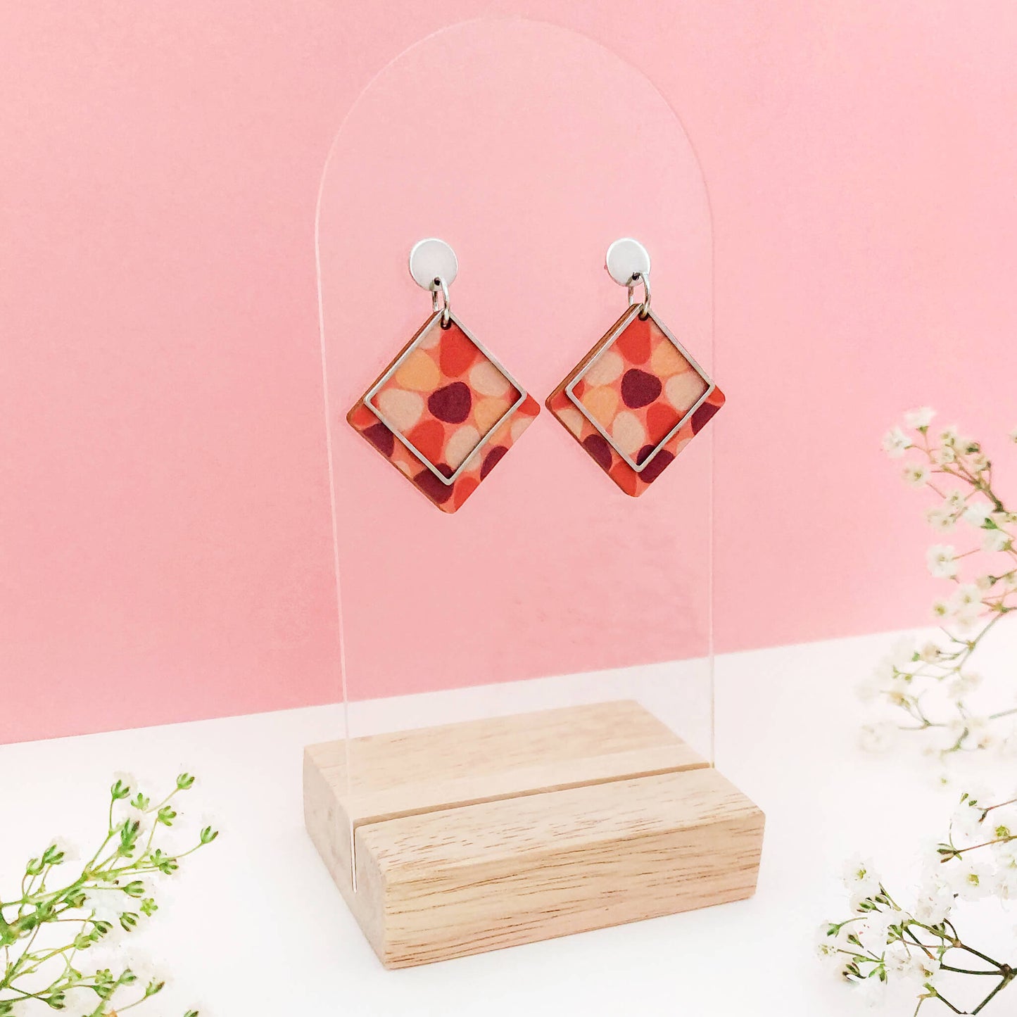 Oranssit puiset korvakorut.