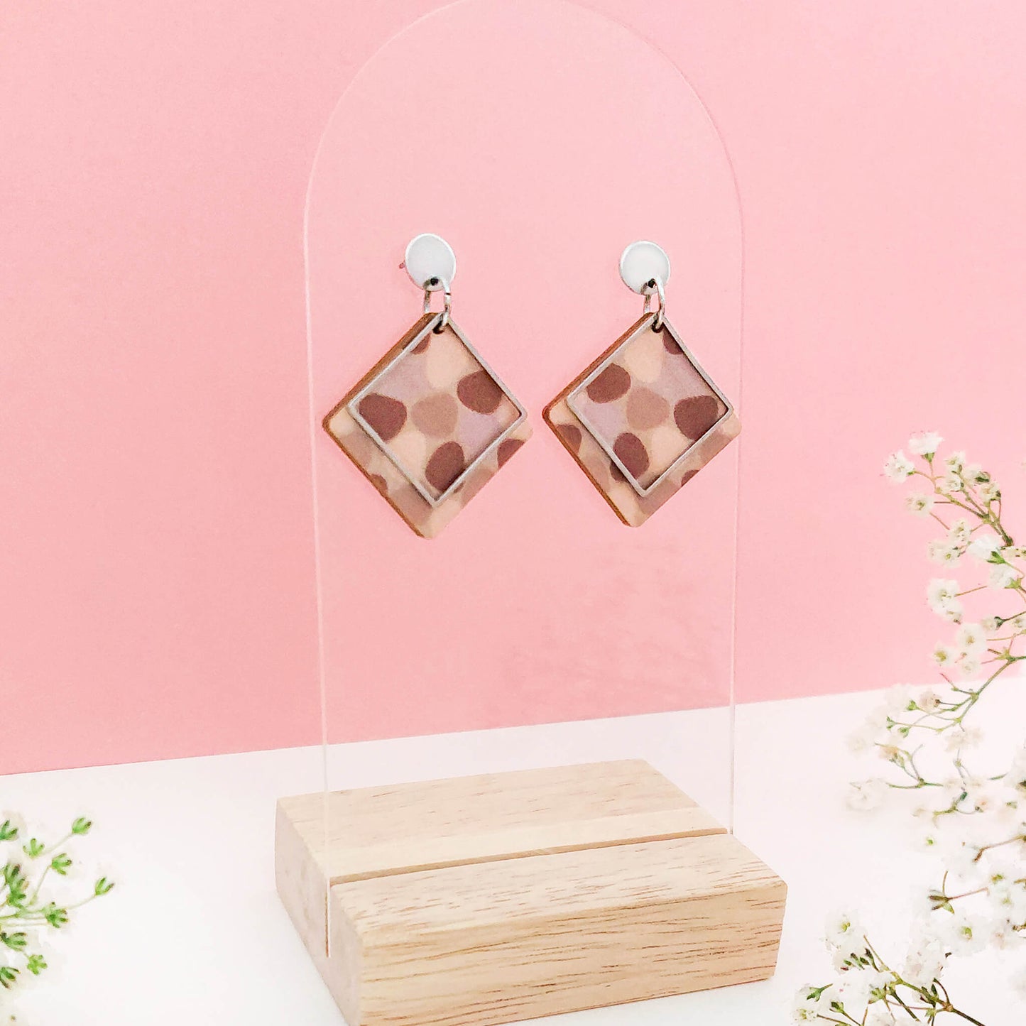 Ruskeat puiset korvakorut.