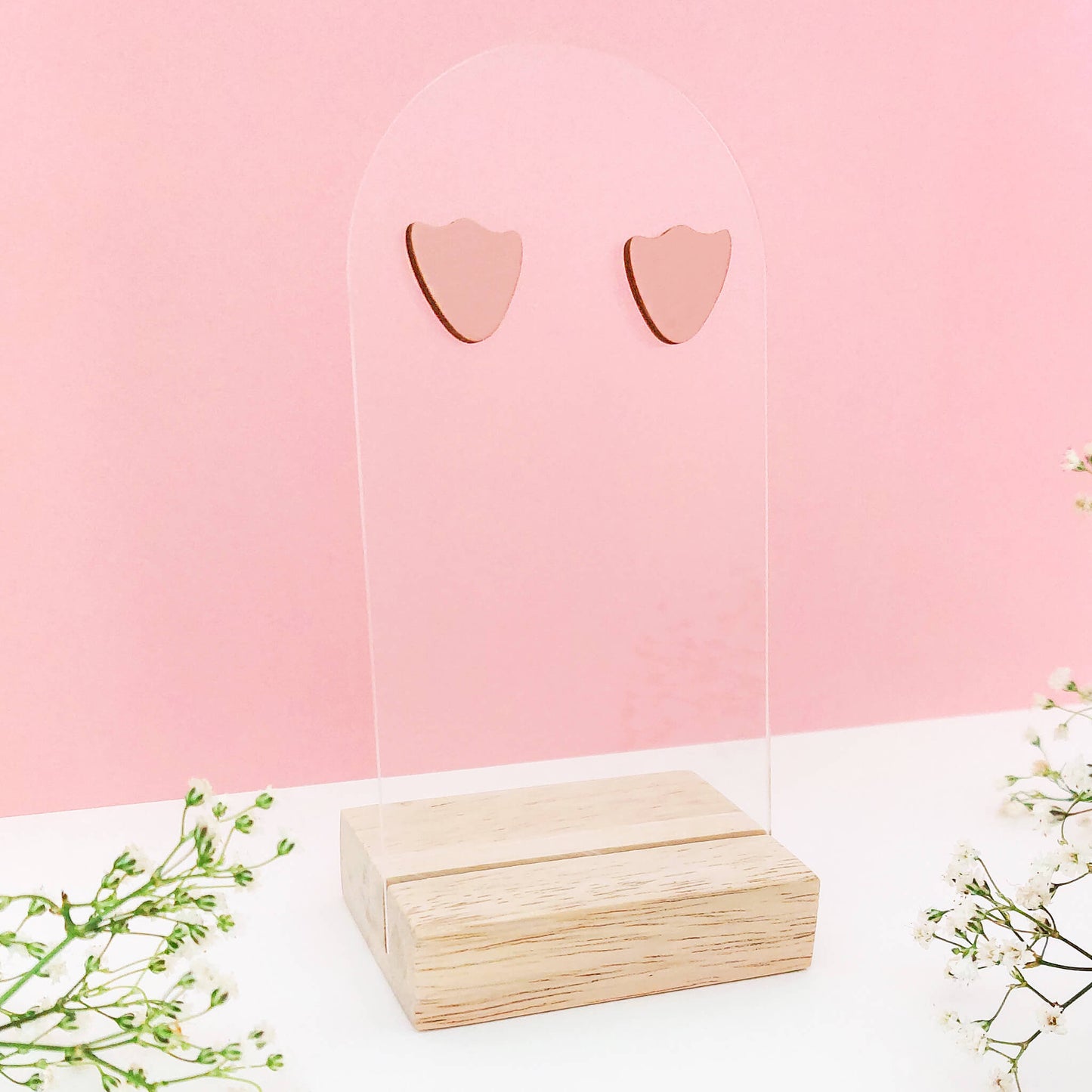 Vaaleanpunaiset korvakorut.