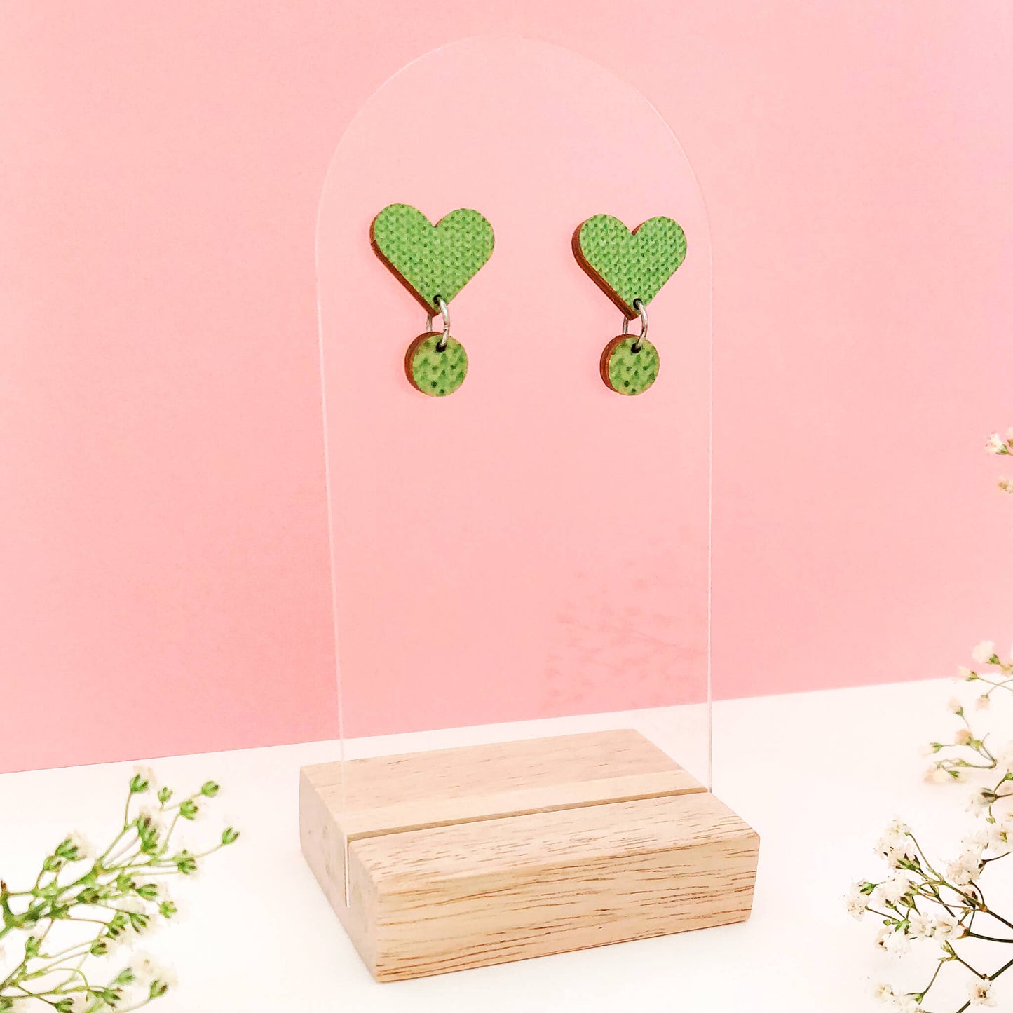 Vihreät puiset sydänkorvakorut.