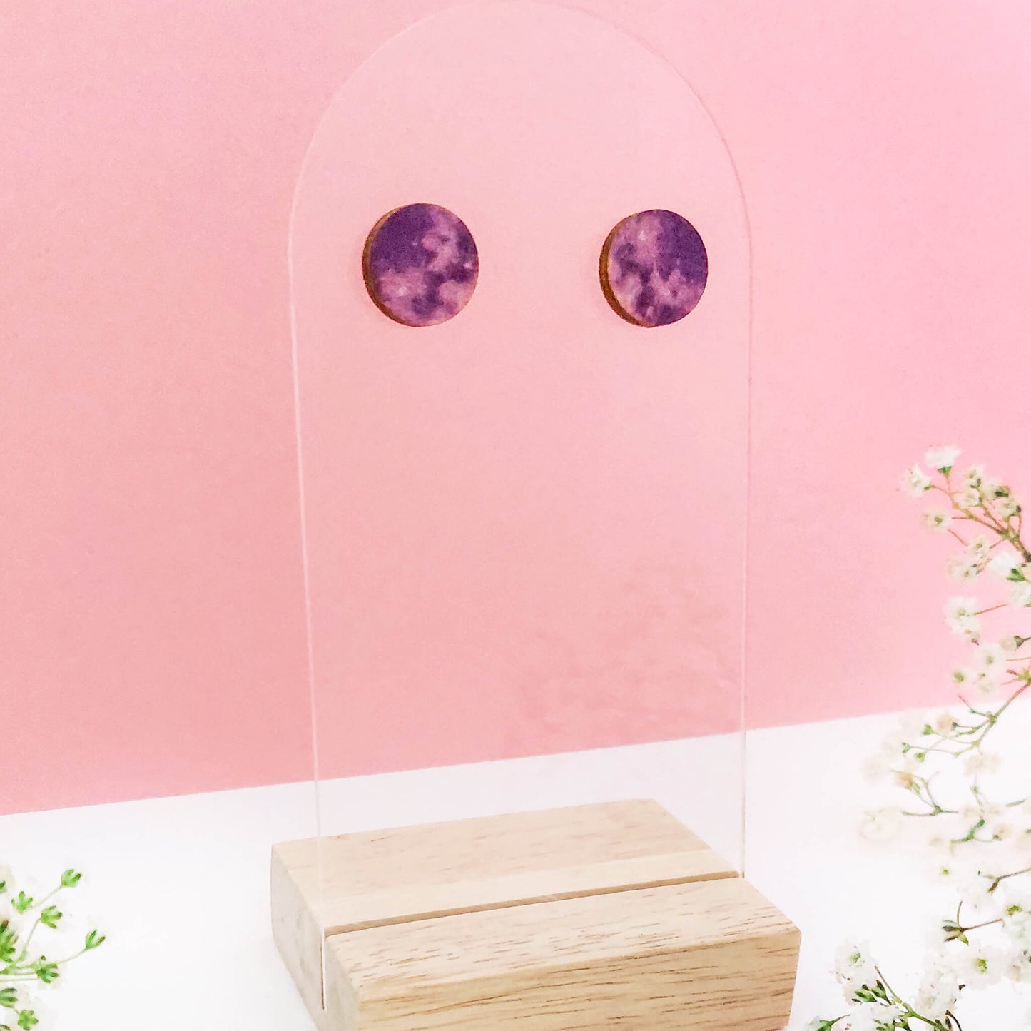 Puiset violetit nappikorvakorut.