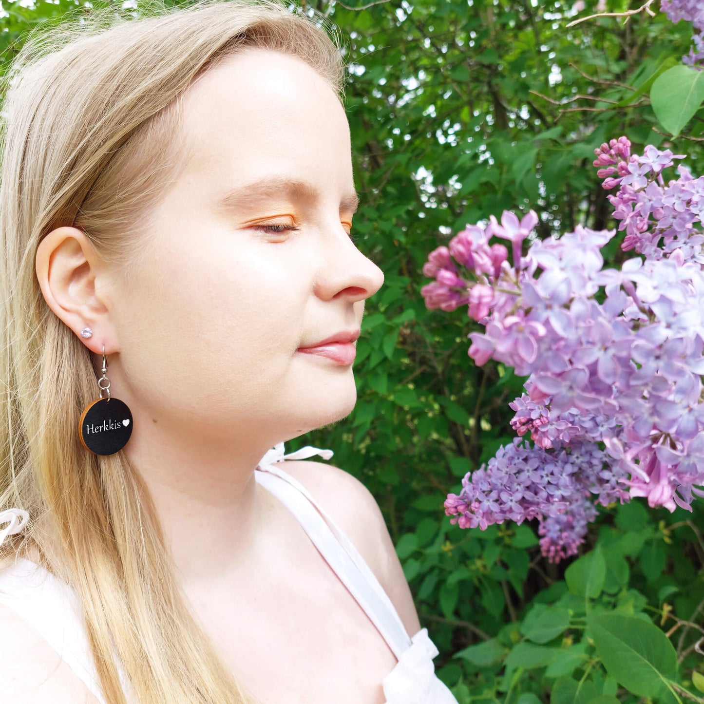 Puinen herkkis teksti korvakoru.