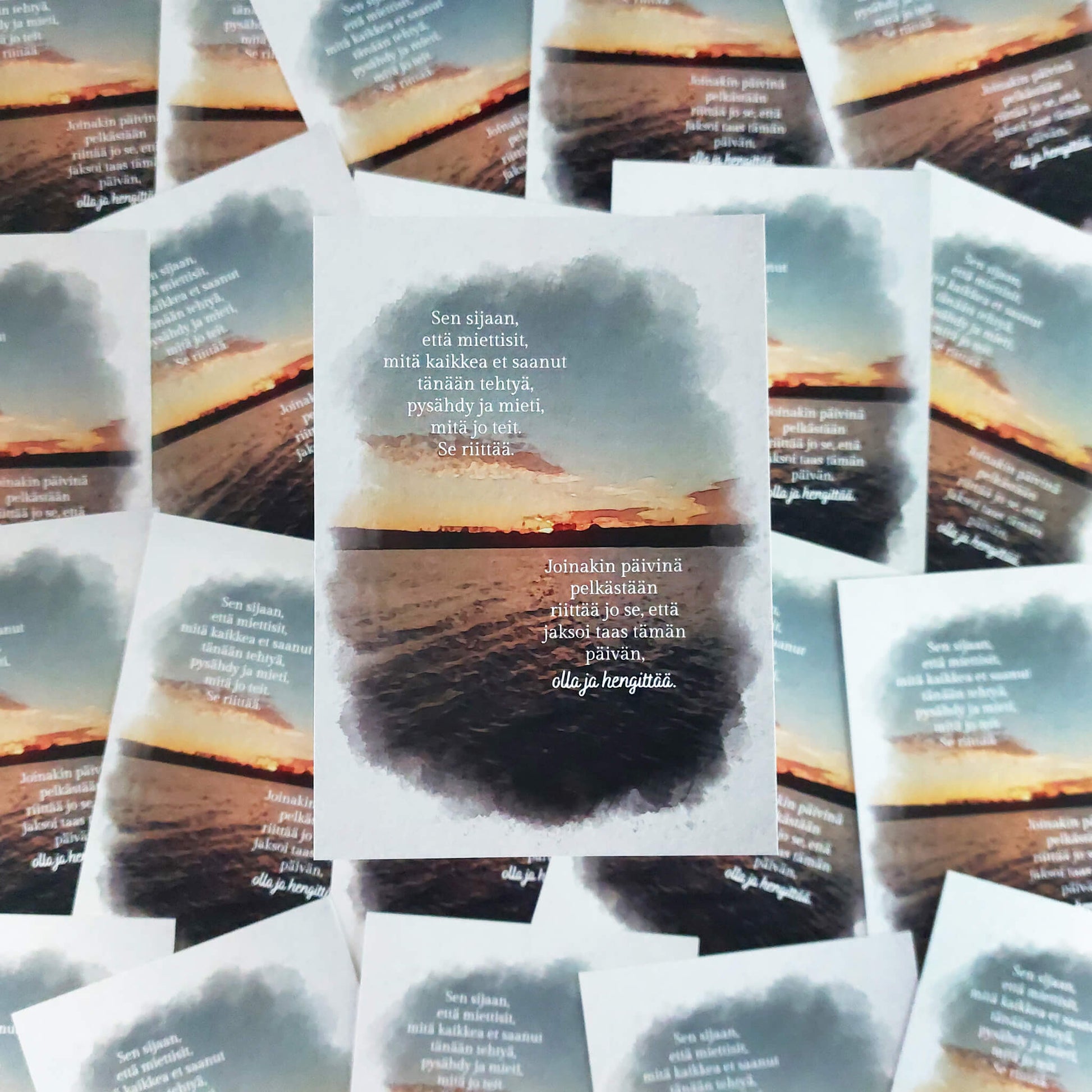 Postikortti, jossa on runo. Kortin kuvassa on auringonlasku ja järvimaisema.